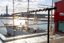 Arena Läppstiftet - Lilla Bommen 1 - Glittrande vatten och båtar utanför fönstret.