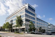 Isafjordsgatan 1 - Kista Entré, plan ... - Hörnperspektiv av byggnaden med modern glasad fasad.