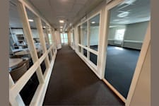 Flöjelbergsgatan 3 - Korridor mellan kontorslandskap och köksdelen