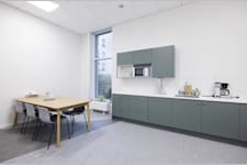 Pildammsvägen 6 A-B / S:t Johannesgatan - Pentry med arbetsbänk, förvaring och plats för gemensamma pauser.