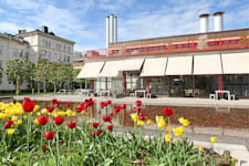 Linnégatan 89 B - K-Märkt restaurang med uteservering och blommor.