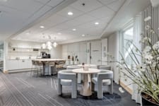 Arena Läppstiftet - Lilla Bommen 1 - Pentry med sittplatser vid fönster och utsikt.