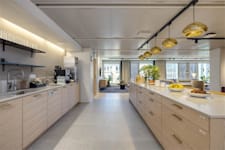 Vasagatan 7 - Luftigt och stort pentry i ljust trä.