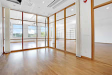 Gustav lll:s Boulevard 56, entréplan - Mötesrum med glasväggar ut mot lokalen.