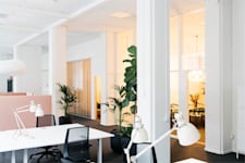 Linnégatan 89 B - Arbetsplatser på kontor i vitt och grått.