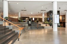 Rättarvägen 3, 8 tr - Solna United - Fastighetens entré, reception med generös takhöjd