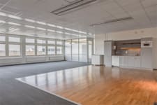 Knarrarnäsgatan 9 - Kista Entré, plan... - Kontorslandskap med grått pentry.