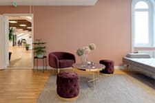 Linnégatan 89 E - Sittplatser i rosa rum med trägolv.