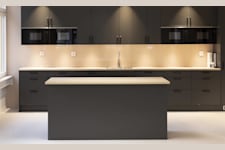 Jörgen Kocksgatan 9 - Detaljbild av pentry med mörk inredning och genomtänkt belysning.