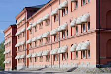 Oxenstiernsgatan 15 A - Fastigheten Göta Livgarde från gatan sett.