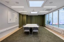 Vasagatan 7 - Stort mötesrum ut mot innergården.