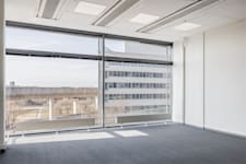 Knarrarnäsgatan 9 - Kista Entré, plan... - Kontor med ljusa väggar och utsikt genom fönster från golv till tak.