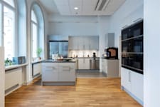 Linnégatan 89 E - Ljust pentry med vackra bågformade fönster och parkettgolv.