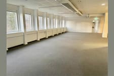 Sundbybergsvägen 1A - Solna Access - Stort kontorsrum med flera fönster, grå golv och vita väggar.