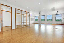 Gustav lll:s Boulevard 56, entréplan - Luftigt och ljust kontor med trägolv, stora fönster med och utsikt.