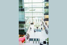 Fjärde Bassängvägen 15 - Representativ entré och lounge med stora ljusinsläpp och rymd på Fjärde Bassängvägen 15.