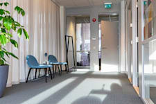 Knarrarnäsgatan 9 - Kista Entré, plan... - Korridor med fina ljusinsläpp i Kista Entré.