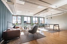 Östra Hamngatan 52 - Modern lounge intill generöst dagsljusinsläpp.