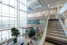 Rosenborgsgatan 12, 1 tr - Enorma glaspartier och trappa i entrén.