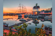 Lilla Bommen 1-2 - Läppstiftet i solnedgång - Möjligheternas ikon sedan 1989.