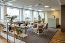 Sveavägen 167, 3 tr - Entré/reception/lounge med stora fönsterpartier och utsikt över Hagaparken