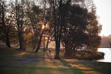 Sveavägen 165 (Ynglingagatan 18) - Promenadstig vid vattnet i Hagaparken.