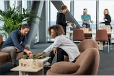 Färögatan 33 - Kista Science Tower, p... - Loungeyta i kontorslokal med soffor och utsikt genom stora glaspartier.