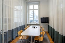 Linnégatan 89 E - Mötesrum med ljusinsläpp från gatan utanför.