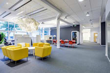 Linnégatan 89 B - Högt i tak och generösa ljusinsläpp på kontoret i Garnisonen.