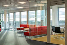 Färögatan 33 - Kista Science Tower, p... - Mötesrum bredvid hörnrum med röd soffa, stora fönster och milsvid utsikt.
