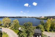 Gustavslundsvägen 137 - Grönområden och vatten precis utanför kontoret.