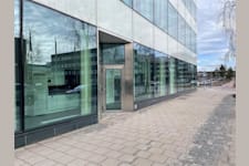 Isafjordsgatan 10 A - Fastigheten med stora fönster från golv till tak på Isafjordsgatan 10 A.