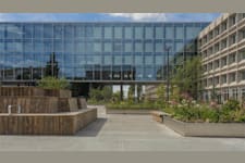 Solna Strandväg 76, entréplan - Solna Strandväg 76 med glasfasad och planteringar.