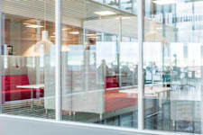 Färögatan 33 - Kista Science Tower, p... - Stora fönster ut mot ljusgården i Kista Science Tower.