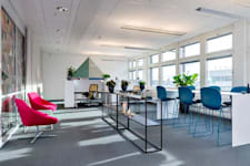 Knarrarnäsgatan 9 - Kista Entré, plan... - Fönster som ger fina ljusinsläpp i rum med olika sorters sittmöbler.