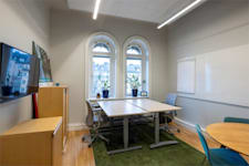 Linnégatan 89 A - Kontor med ljusa väggar och två bågformade fönster.