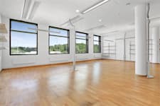 Gustav lll:s Boulevard 56, entréplan - Lokal med utsikt och trägolv.