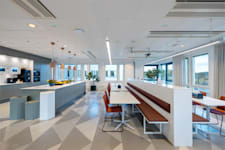 Gustav lll:s Boulevard 54, 3 tr - Luftigt pentry och många sittplatser för mat och paus.