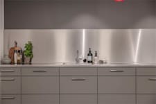 Solna strandväg 78 - Pentry på kontoret med moderna detaljer i grått och rostfritt.