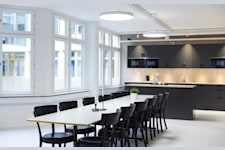 Jörgen Kocksgatan 9 - Stort gemensamt pentry med långbord och plats för möten och pauser.