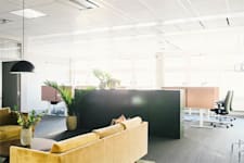 Knarrarnäsgatan 9 - Kista Entré, plan... - Loungehörna i kontorslandskapet i Kista Entré.