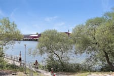 Solna strandväg 76 - Solna strand promenadstråk längs vattnet.