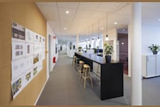 Pildammsvägen/S:t Johannesgatan - Sittplatser vid barbord och anslagstavla i kontorslandskapet.