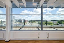 Isafjordsgatan 1 - Kista Entré, plan ... - Terrass med glasräcke och vy över Kistas skyline.