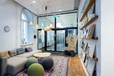 Linnégatan 89 E - Loungerum vid entrén med soffor och matta.