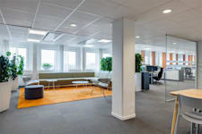 Sundbybergsvägen 1C - Solna Access - Lokalens loungesektion intill pentryt