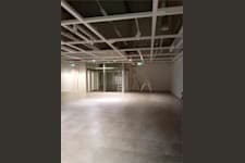 Ringvägen 3A - Butik mot entré. Modernt entréparti, funktionsudnertak och bra butiksgolv