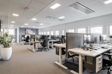 Bohusgatan 13 - Kontorslandskap med plats för många kollegor i ett dagljusfyllt kontor.