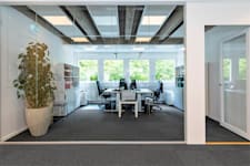 Karlavägen 96 - 100 - Kontorsrum med flera fönster och glasväggar.