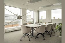 Solna strandväg 84, 4 tr - Ljust mötesrum med stora fönster och utsikt över området.